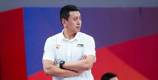 给你介绍一下我刚签下的两位新人。